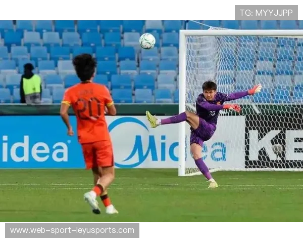 场上“神反应”：运动员瞬间救球，全场掌声雷动！