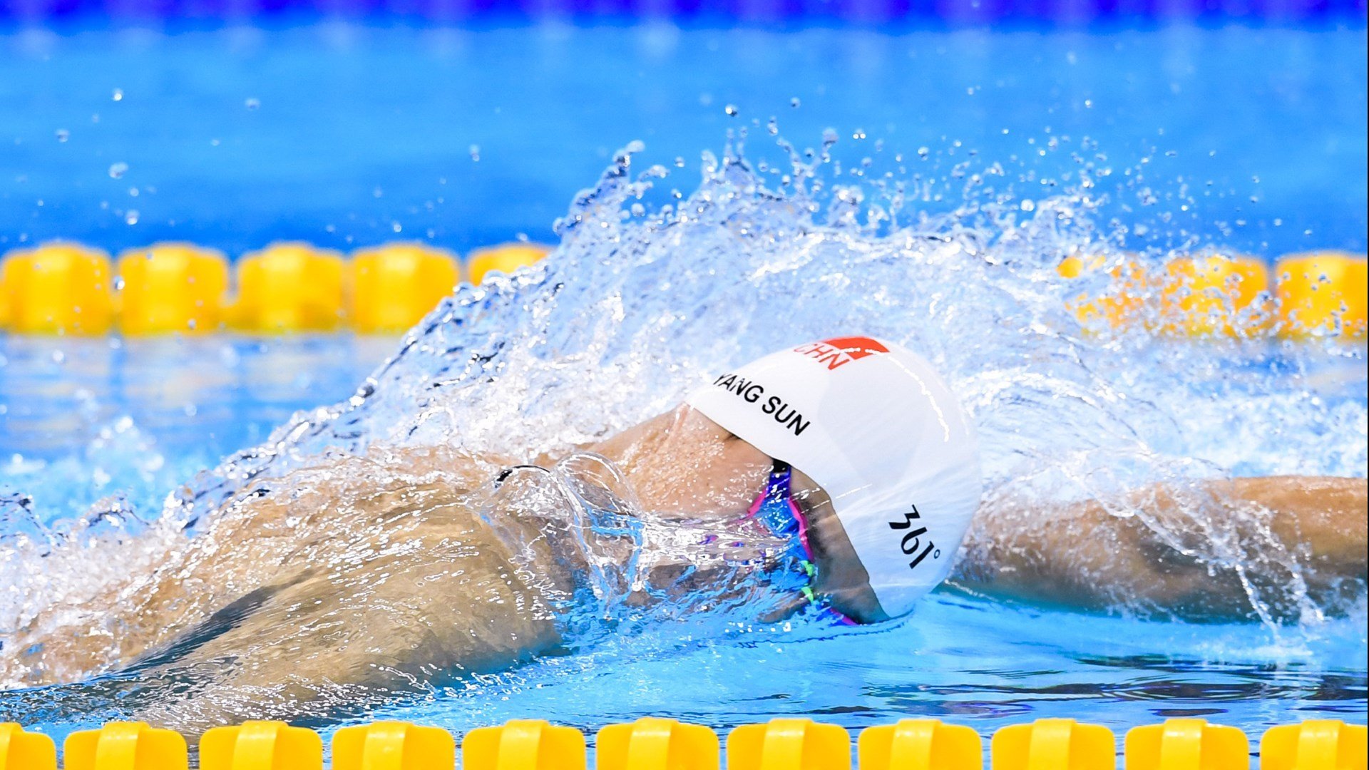 200蝶冠军选手技术动作细节,2021年200米蝶泳决赛